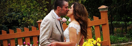 bride and groom at the gardens kissing in spiring